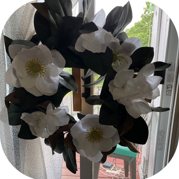 White Lily Flower Wreath. - Picture 2 of 4